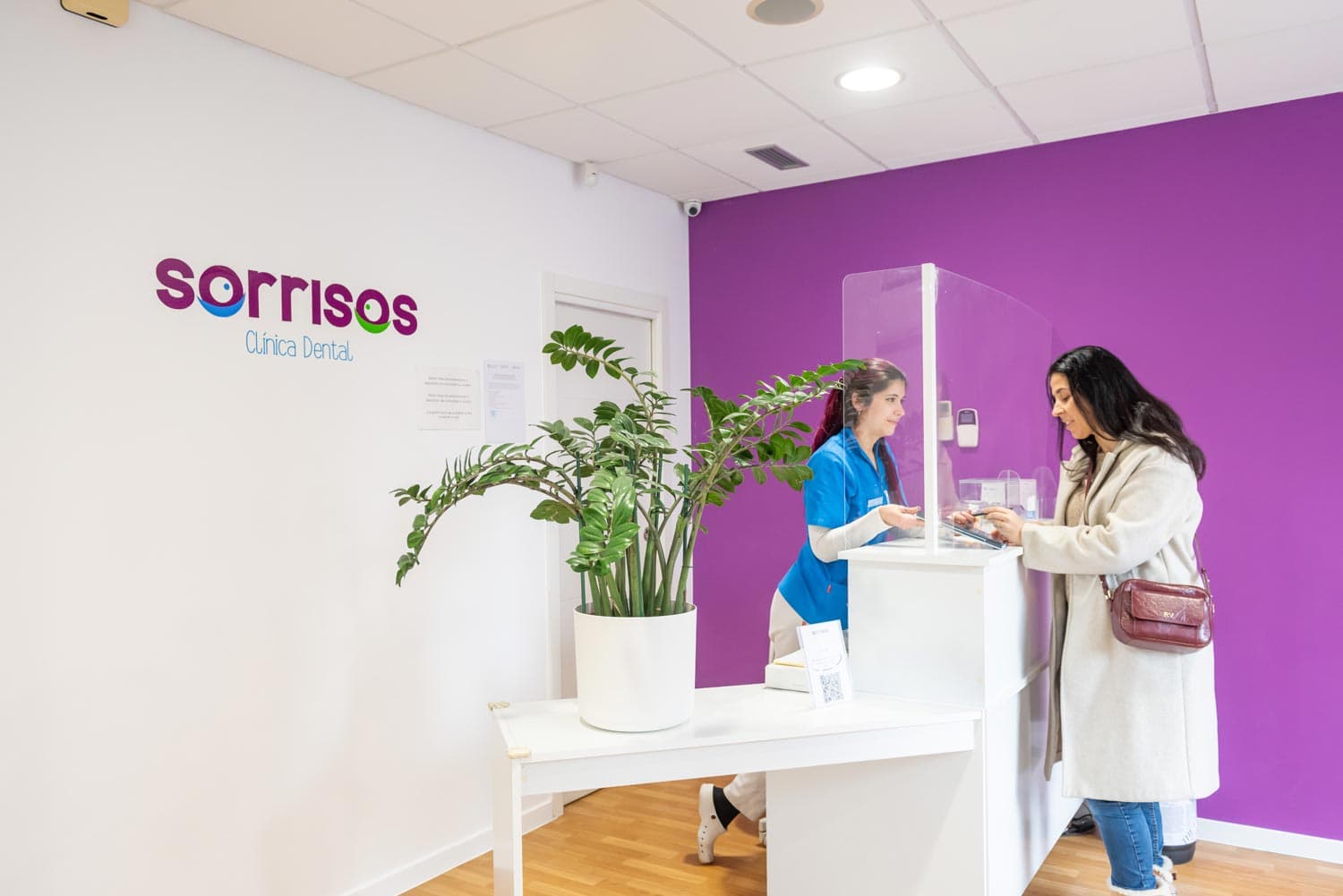 Contactar con Sorrisos Clínica Dental en Pontevedra